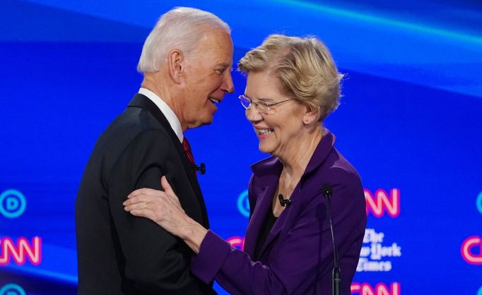 Joe Biden a Elizabeth Warrenová během debaty demokratických kandidátů na prezidenta USA.