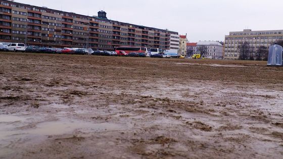 Cesta do Olympijského parku na Letné vede přes kaluže a bahno. Park se veřejnosti otevírá ve čtvrtek v 16:00. Dnes si na umělé ploše v jeho areálu zabruslili čeští hokejisté.