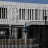 Pieta v Moskvě: Rusové nosí květiny před polskou ambasádu