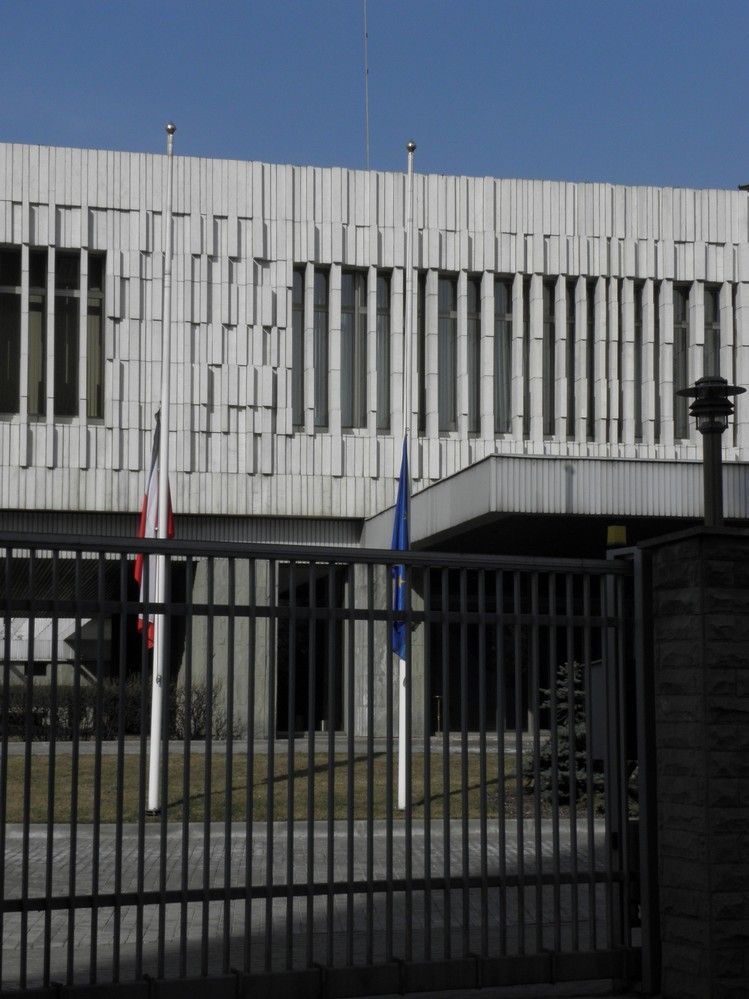 Pieta v Moskvě: Rusové nosí květiny před polskou ambasádu