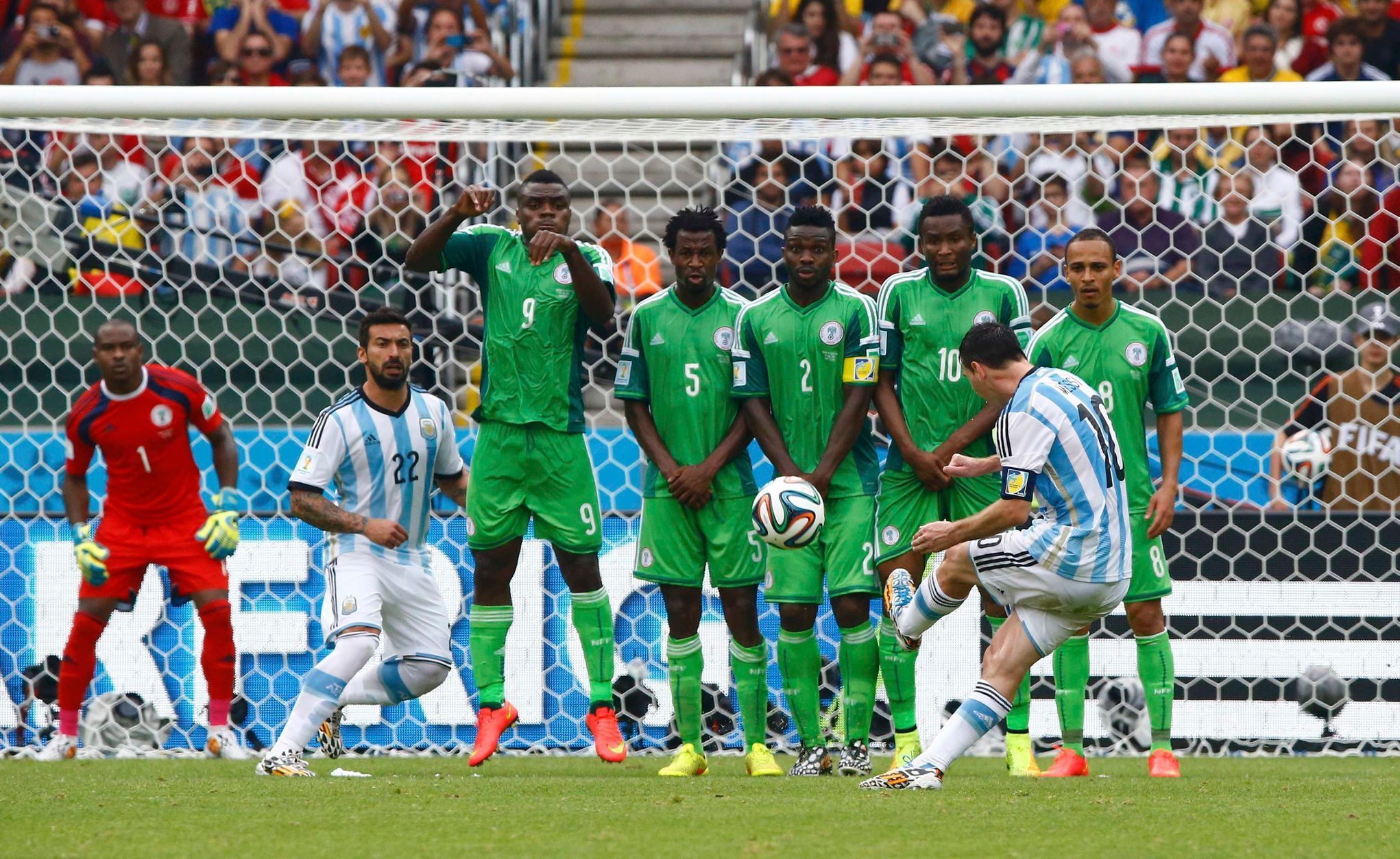 MS 2014: Nigérie - Argentina (Messi střílí gól s přímého kopu)
