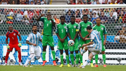 MS 2014: Nigérie - Argentina (Messi střílí gól s přímého kopu)