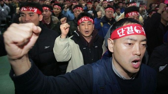 Jihokorejská vláda nařídila stávkujícím pilotům letecké společnosti Korean Air, aby přerušili protest a okamžitě se vrátili do práce.