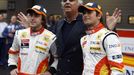 Šéf stáje Renault Flavio Briatore (uprostřed) pózuje se svými piloty Fernandem Alonsem (vlevo) a Nelsonem Piquetem při představení nového monopostu.