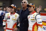 Šéf stáje Renault Flavio Briatore (uprostřed) pózuje se svými piloty Fernandem Alonsem (vlevo) a Nelsonem Piquetem při představení nového monopostu.