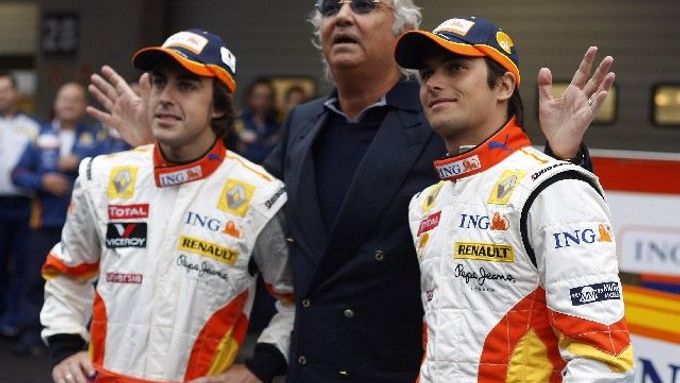 Šéf stáje Renault Flavio Briatore (uprostřed) pózuje se svými piloty Fernandem Alonsem (vlevo) a Nelsonem Piquetem při představení nového monopostu.