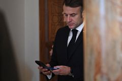 Haló, tady Macron. Francouzský prezident si volal s Putinem. V čem se shodli?