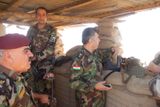 Sledování nepřítele v oblasti Chazzáru východně od Mosulu.