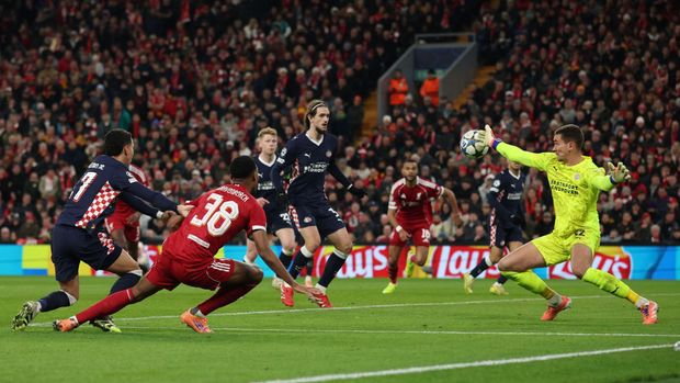 Kovář se podepsal pod senzaci. Pustil jediný gól, Eindhoven šokoval v Liverpoolu