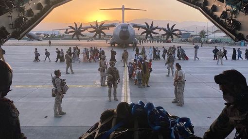 Afghánští spolupracovníci, jejich rodiny, španělští vojáci a členové velvyslanectví ukončují evakuaci a nastupují do španělského vojenského letadla.