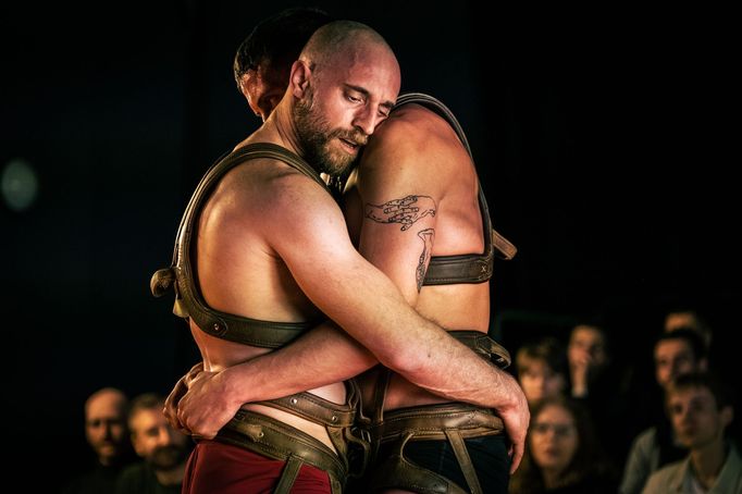 Snímek z cirkusového duetu Cuir.