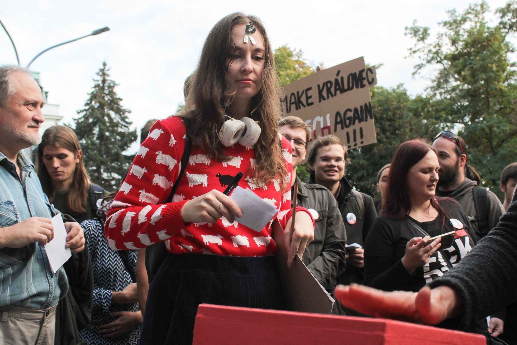 Královec, referendum o připojení, satirická akce před ruskou ambasádou