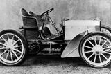 Přelomový model Mercedes 35 PS (1900) s nízkým těžištěm a motorem vpředu.