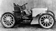 Přelomový model Mercedes 35 PS (1900) s nízkým těžištěm a motorem vpředu.