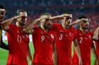 Turečtí fotbalisté salutují v kvalifikačním zápase proti Albánii