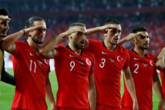 Turečtí fotbalisté po výhře v Albánii salutovali vojákům. Hrozí jim trest od UEFA