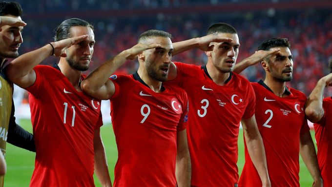 Turečtí fotbalisté salutují v kvalifikačním zápase proti Albánii