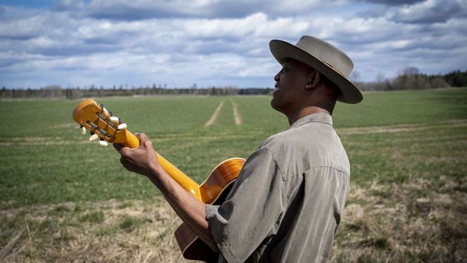 Písničkář Eric Bibb.