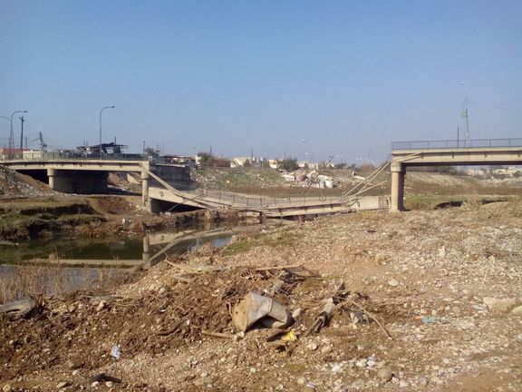 Zničený most v Mosulu - dá se ale objet.
