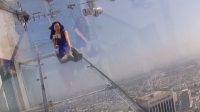 Lidé, kteří vyhledávají adrenalinovou zábavu, se mohou sklouznout v třistametrové výšce nad americkým velkoměstem.