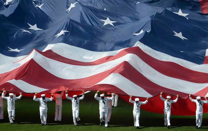 Američtí námořníci rozbalují vlajku Spojených států u příležitosti zahájení Major League Baseball (MLB) - nejvyšší a plně profesionální baseballové ligy v severní Americe.