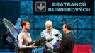 Jakub Svojanovský jako Milan Kundera, Vladimír Krátký coby Ludvík Kundera a Roman Blumaier v roli Petra Bohatého.