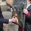 Reliéfy z Karlova mostu letí do Šanghaje