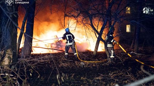 Nejméně jedenáct lidí v neděli zahynulo, když ruská raketa Iskander zasáhla obytný dům v Sumy na severu Ukrajiny.