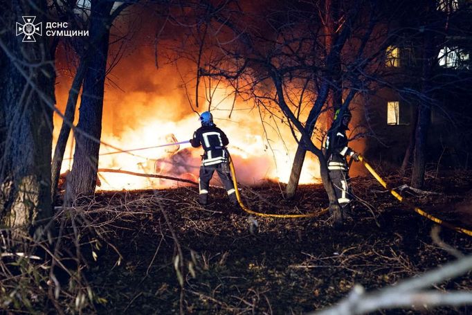 Nejméně jedenáct lidí v neděli zahynulo, když ruská raketa Iskander zasáhla obytný dům v Sumy na severu Ukrajiny.