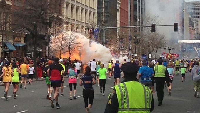 Mezinárodní maraton v Bostonu přerušily exploze v cíli závodu.