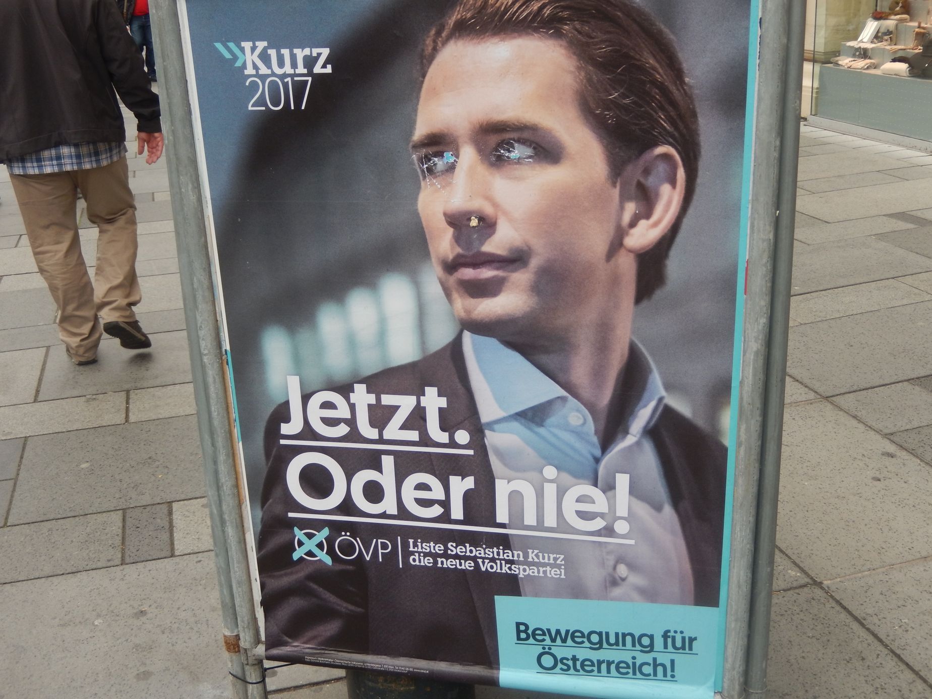 Poničený billboard Sebastiana Kurze.