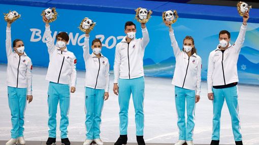 Ruští krasobruslaři v týmové soutěži na olympiádě v Pekingu 2022