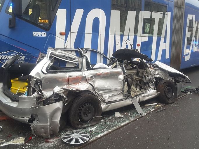 v ulici Veveří v Brně srazily dvě tramvaje a osobní vůz. Zraněný je pouze řidič auta.