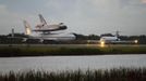 The space shuttle Endeavour leaves Kennedy Space Center for the last time in Florida, morning of September 19, 2012. Endeavour, attached to a NASA modified 747 aircraft, lifts off and will end up at the California Science Center museum where it will be put on display. Endeavour was to leave the space center on September 17 but was delayed because of bad weather between Florida and Texas, where it will make its first stop before heading to California. REUTERS/Michael Brown (UNITED STATES - Tags: SCIENCE TECHNOLOGY TRANSPORT) Published: Zář. 19, 2012, 1:23 odp.