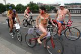 10. června 2006: Naháči na kolech pod Hradčany jako protest proti závislosti společnosti na autech a ropě. Poprvé od svého vzniku se uskutečnila jízda naháčů na bicyklech i v Česku. Celá galerie: Nahotou na bicyklu proti závislosti na ropě