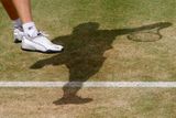 Servis německého tenisty Rainera Schuettlera. Snímek pochází z Wimbledonu, kde Tomáš Berdych hrál finále.