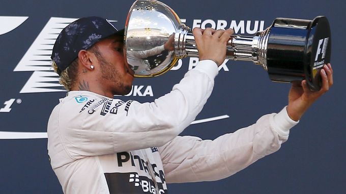 Lewis Hamilton slaví svůj 41. triumf ve formuli 1, jímž dohnal legendárního Ayrtona Sennu.