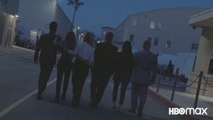 V krátkém teaser traileru je zezadu vidět šestice přátel držících se kolem ramenou.