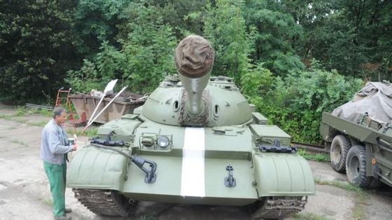Tanky s bílým pruhem se vrací do srpna 1968