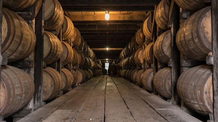 Požár v Kentucky zničil devět milionů litrů bourbonu, alkohol zamořil místní řeku