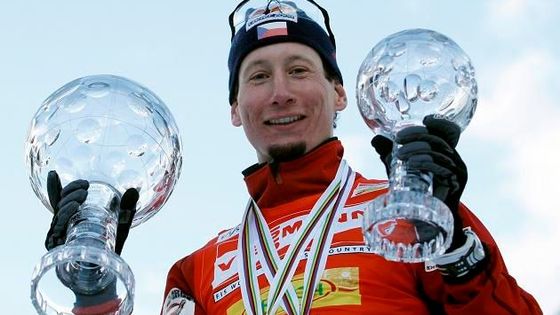 Lukáš Bauer a jeho trofeje po vítězství ve Světovém poháru