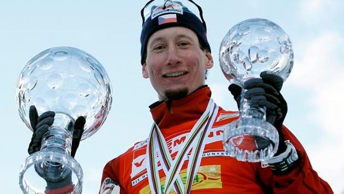 Lukáš Bauer a jeho trofeje po vítězství ve Světovém poháru