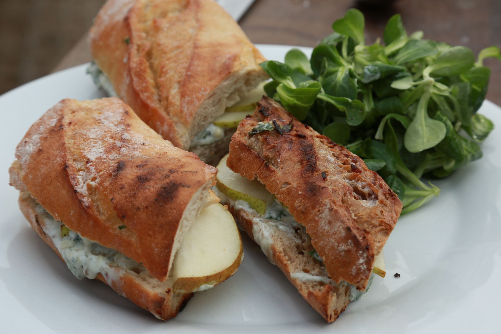 Sandvič s hruškou a modrým sýrem