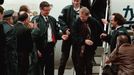 Havel, který pobýval od 9. dubna 1998 v rakouských Alpách na ozdravném pobytu, se v innsbrucké Univerzitní nemocnici podrobil akutní operaci proděravěného tlustého střeva. Do Prahy se s ženou Dagmar vrátil 6. května a léčil se v Ústřední vojenské nemocnici.