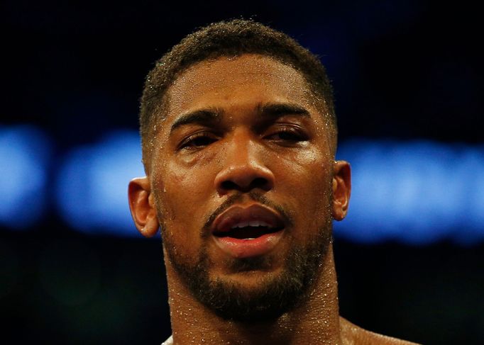 Anthony Joshua při zápase s Oleksandrem Usykem.