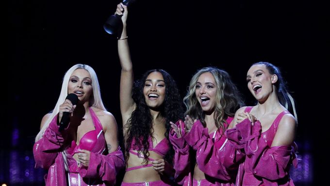 Britská dívčí skupina Little Mix na hudebních cenách Brit Awards. Jade Thirlwallová je třetí zleva.