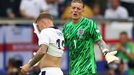 Jordan Pickford a Kieran Trippier v osmifinále Eura 2024 Anglie - Slovensko