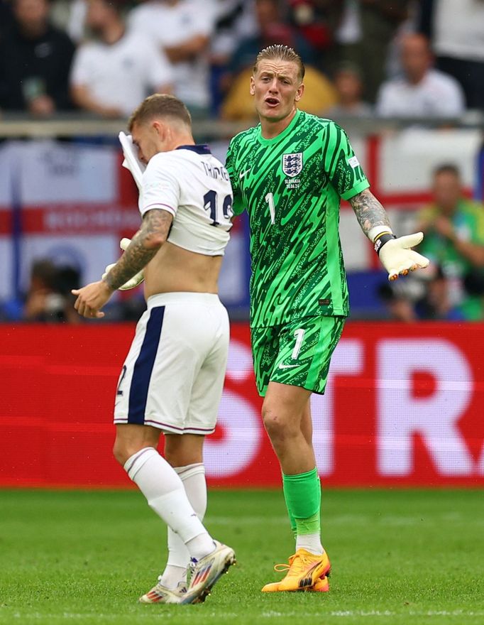 Jordan Pickford a Kieran Trippier v osmifinále Eura 2024 Anglie - Slovensko