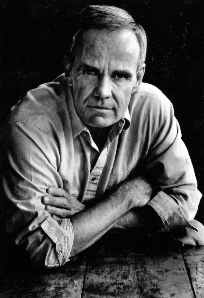 Cormac McCarthy v době vydání románu Všichni krásní koně, za nějž roku 1992 v USA získal Národní knižní cenu.