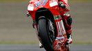 ZÁŘÍ - Mistrem světa v MotoGP se stal Australan Casey Stoner. Na obrázku slaví titul na cílové rovince jízdou po zadním kole.